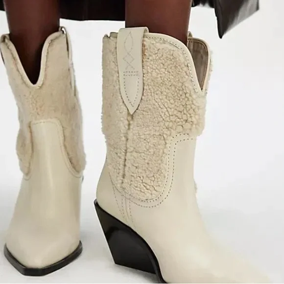 Women's Natural Pitchfork Point
Leather & Shearling Boot
Free People
ARCTIC FOX - Picture 6 of 7